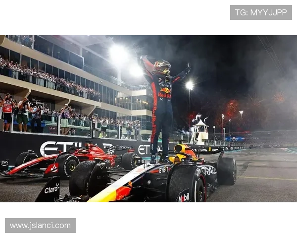 维斯塔潘强势夺冠梅赛德斯战术失误引发车迷热议